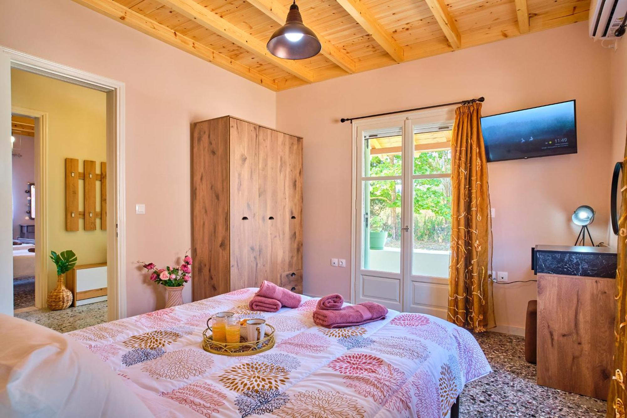 The Owl's House Velonades (Corfu)